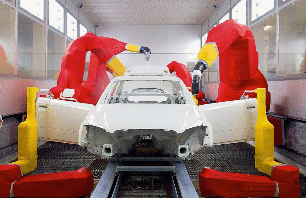 Robot industriel rouge avec système de protection